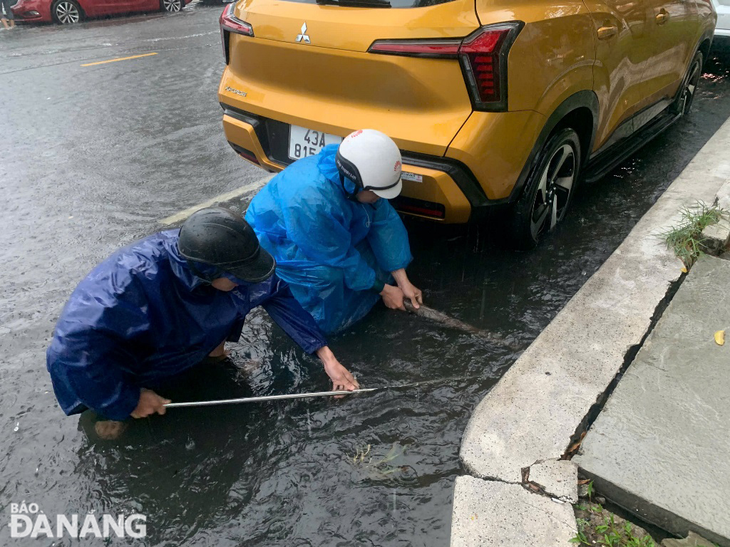 Các địa phương đang huy động các lực lượng, nhân dân khơi thông thoát nước.