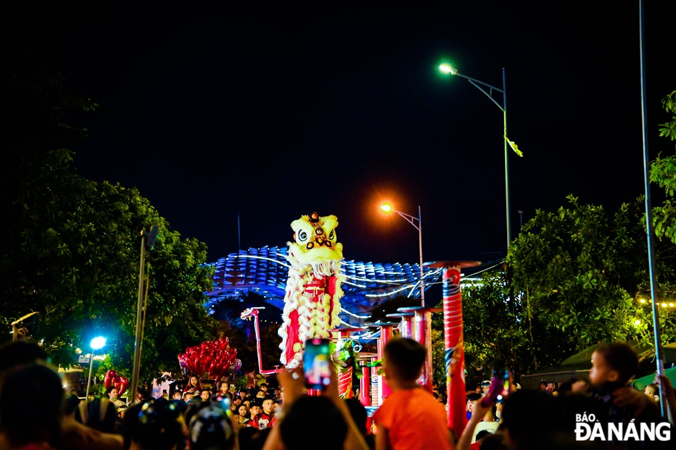 These days, many people in Da Nang flocked to major streets to watch lion dance performances.