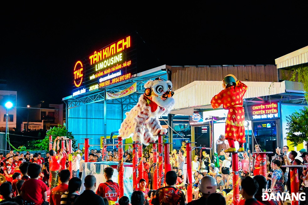 Performances on a 21-pillar platform are performed by many lion dance troupes in the city during the 2024 Mid-Autumn Festival.