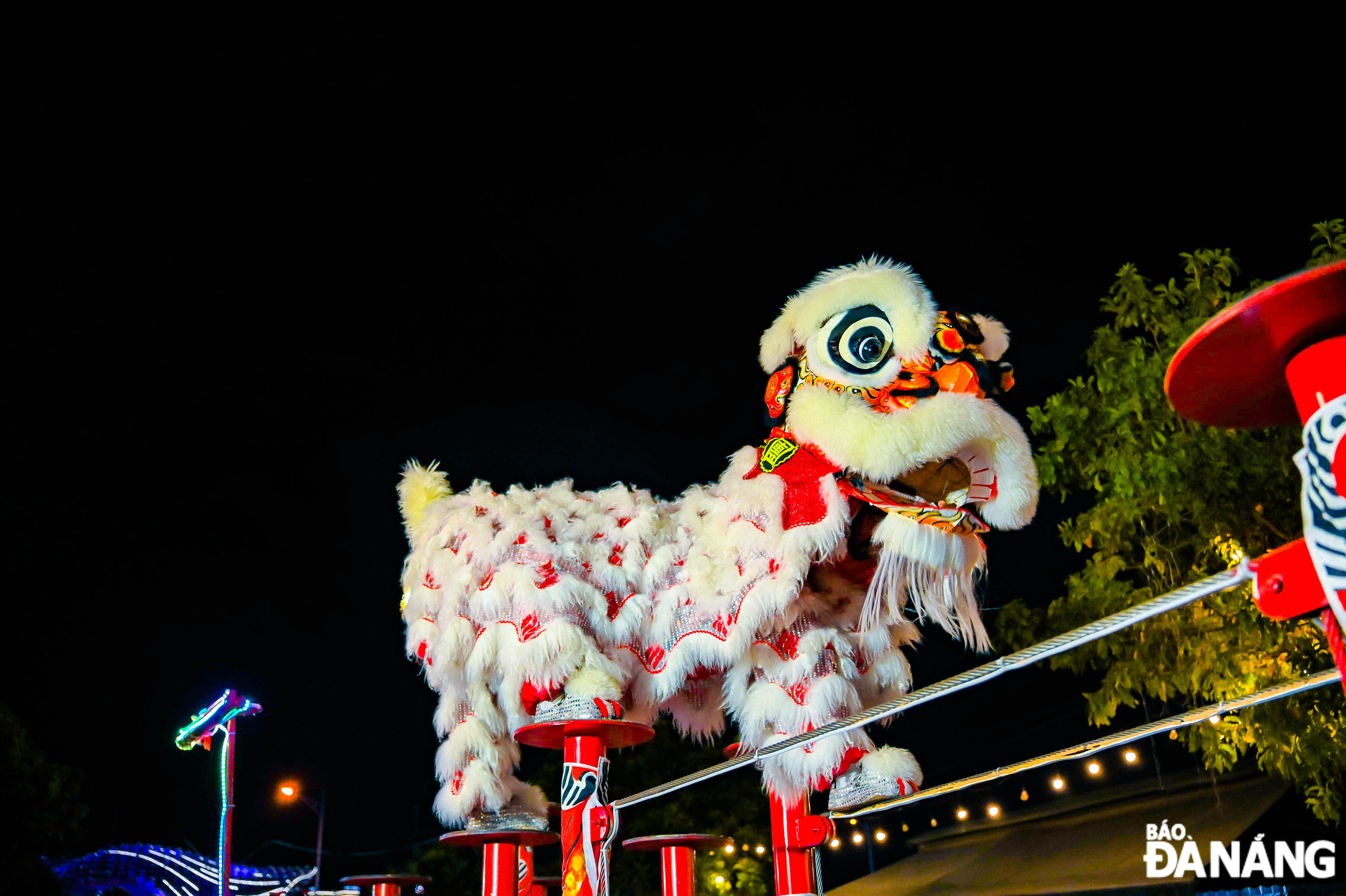 The tightrope lion performance was performed by the Tu Cau Dragon and Lion Dance Troupe in Da Nang during this year's Mid-Autumn Festival after a long period of being forgotten.