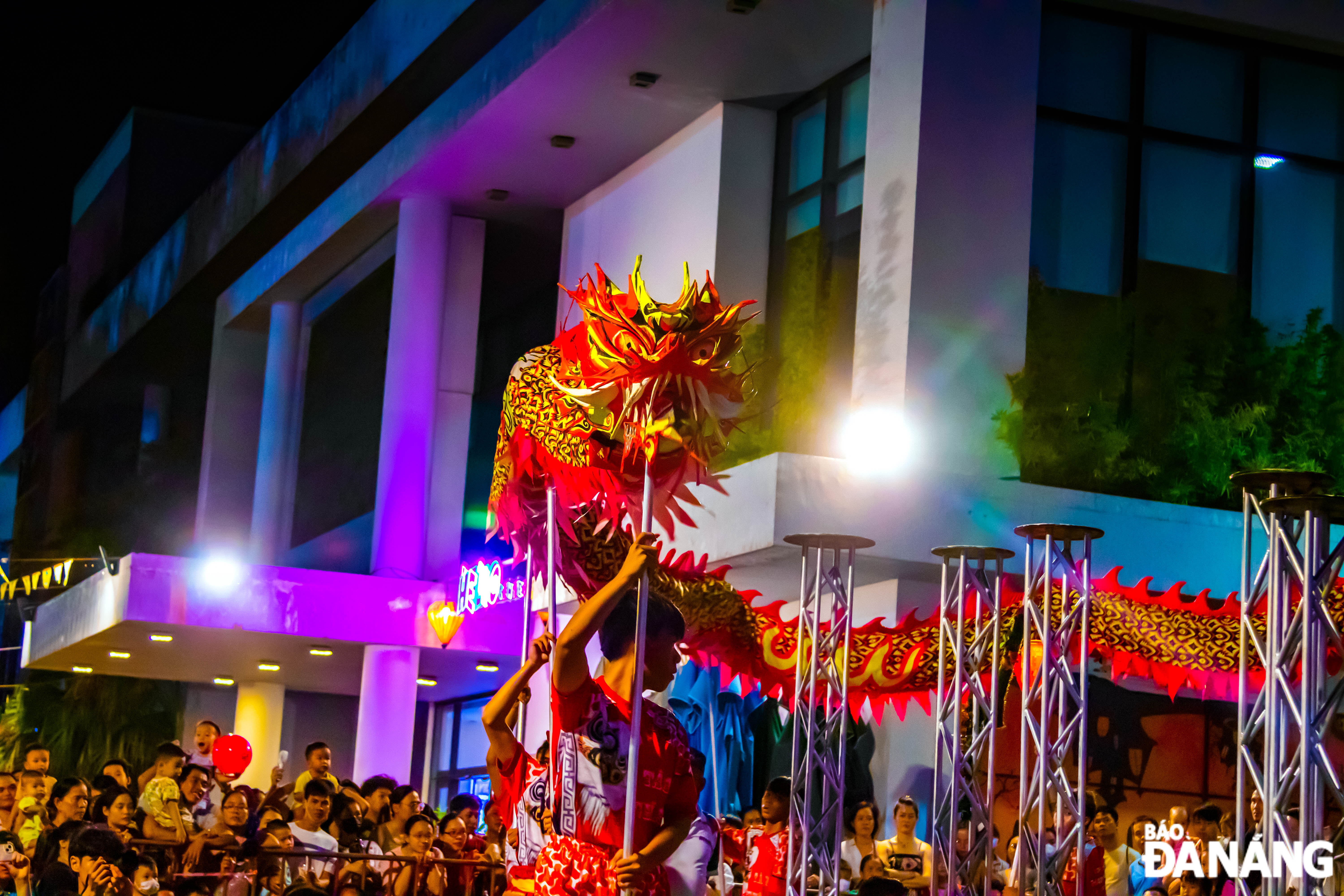 Dragon dance performances right on the street attract the attention of many people and tourists.