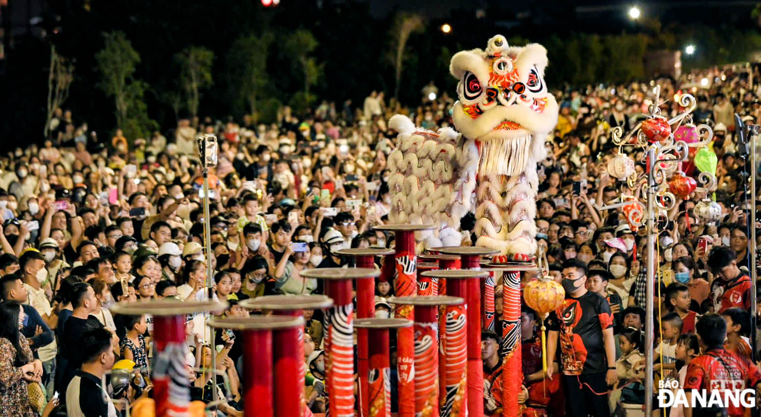 These days, crowds of locals and tourists flock to major streets to watch performances by the Tu Cau Da Nang lion and dragon dance troupe 