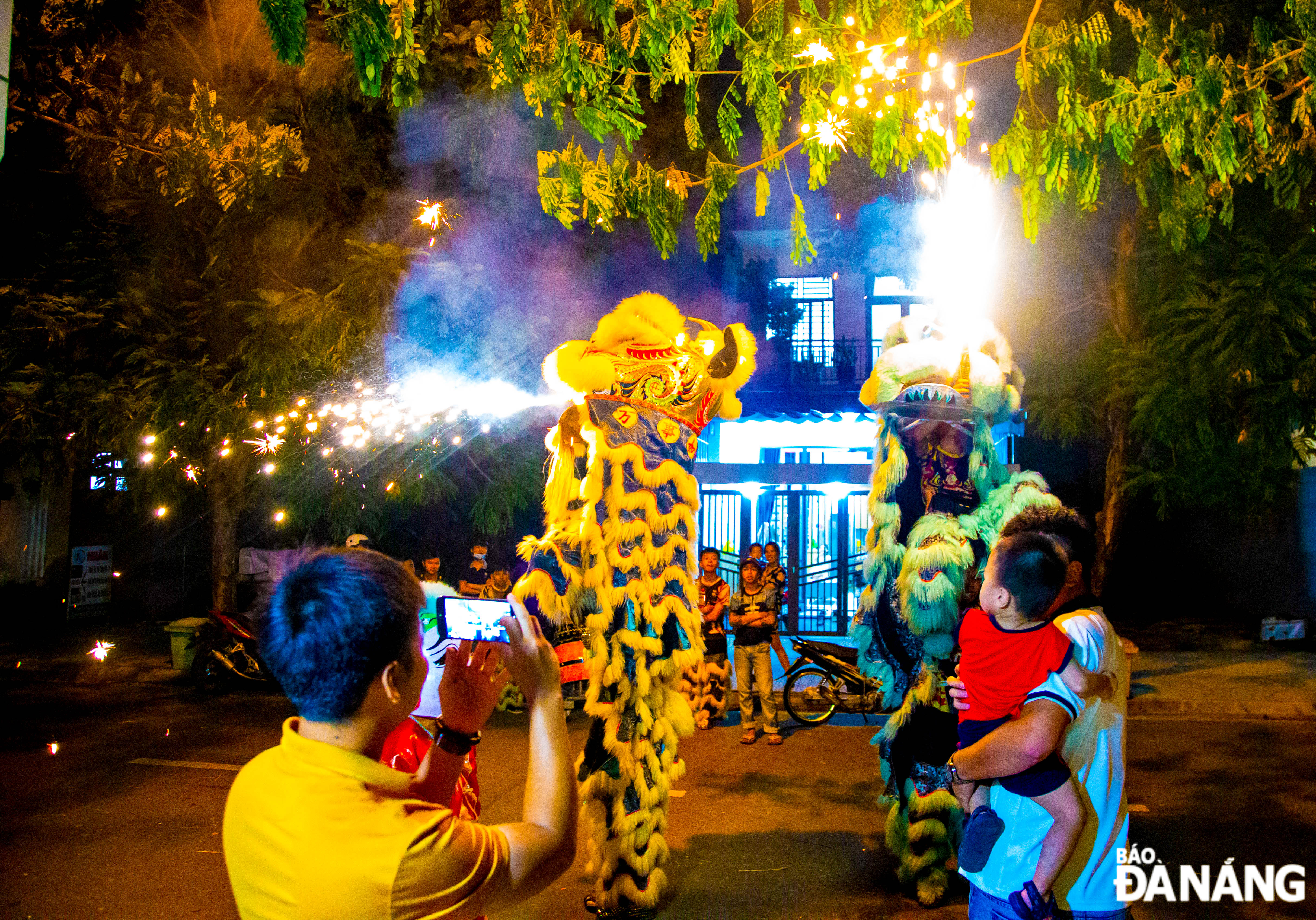 The joyful and bustling atmosphere of the Mid-Autumn Festival prevailed over every corner of Da Nang.