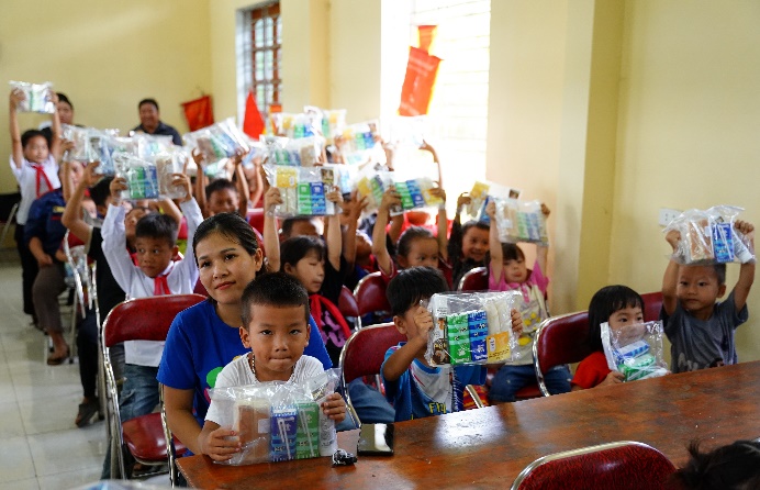 Trẻ nhỏ tại xóm Trung Sơn, xã Quang Sơn, huyện Đồng Hỷ (tỉnh Thái Nguyên) có một trung vui tươi hơn với các phần quà của Vinamilk. Ảnh: Công ty VNM cung cấp