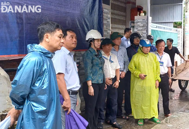 Phó Chủ tịch UBND thành phố Nguyễn Thị Anh Thi kiểm tra công tác phòng, chống thiên tai tại quận Sơn Trà. Ảnh: P.V