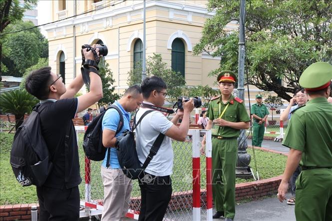 Rất đông phóng viên có mặt từ rất sớm trước cổng Tòa án Nhân dân TP Hồ Chí Minh. Ảnh: Thanh Vũ/TTXVN