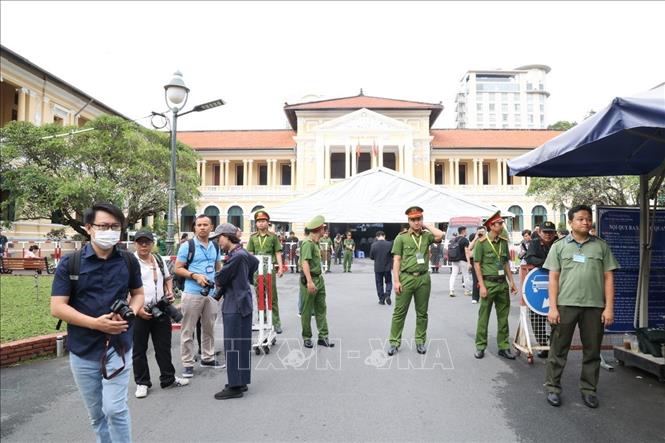 Rất đông phóng viên có mặt từ rất sớm trước cổng Tòa án Nhân dân TP Hồ Chí Minh. Ảnh: Thanh Vũ/TTXVN