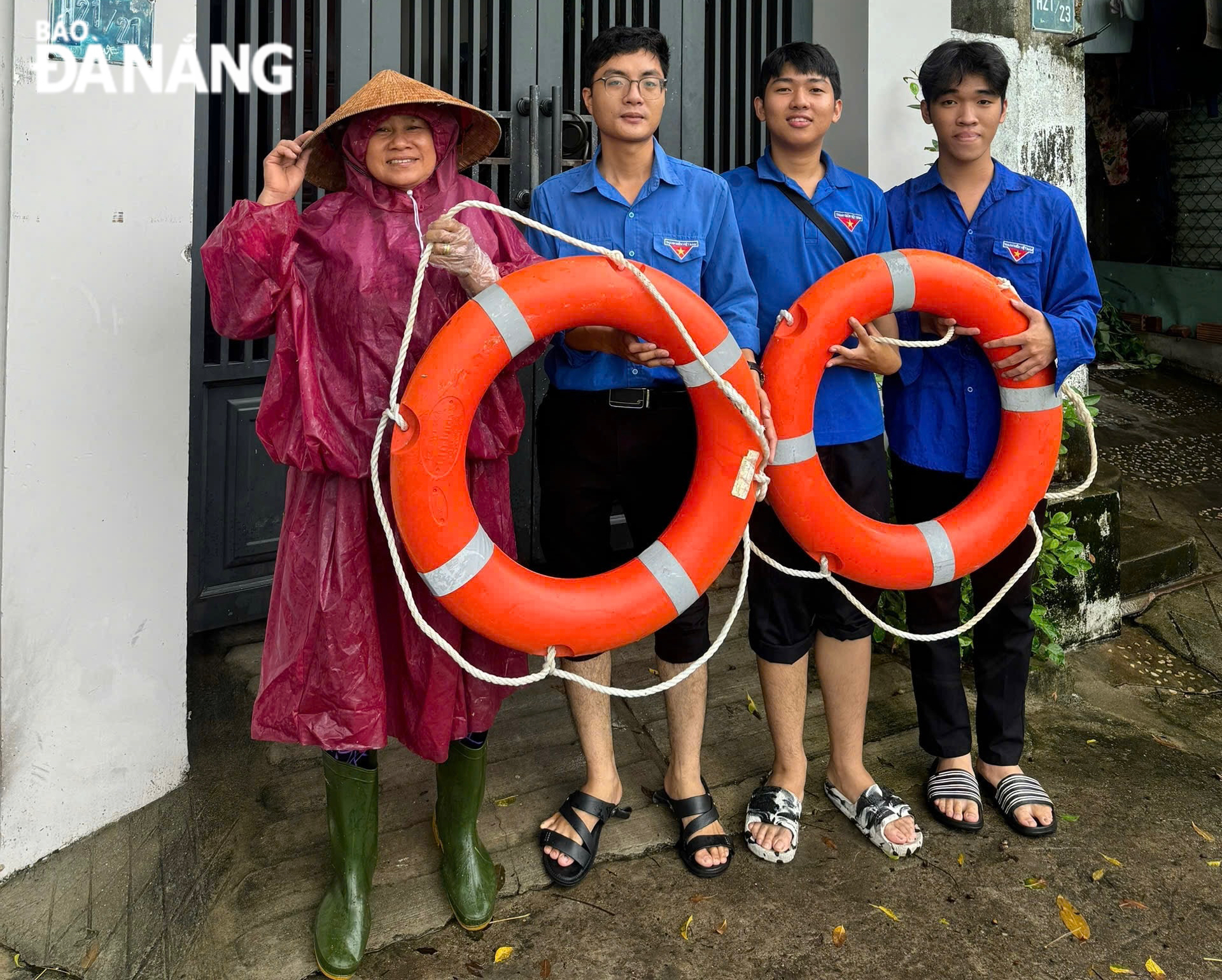 Đoàn phường Hòa Phát (quận Cẩm Lệ) tặng áo phao các hộ gia đình vùng trũng thấp.