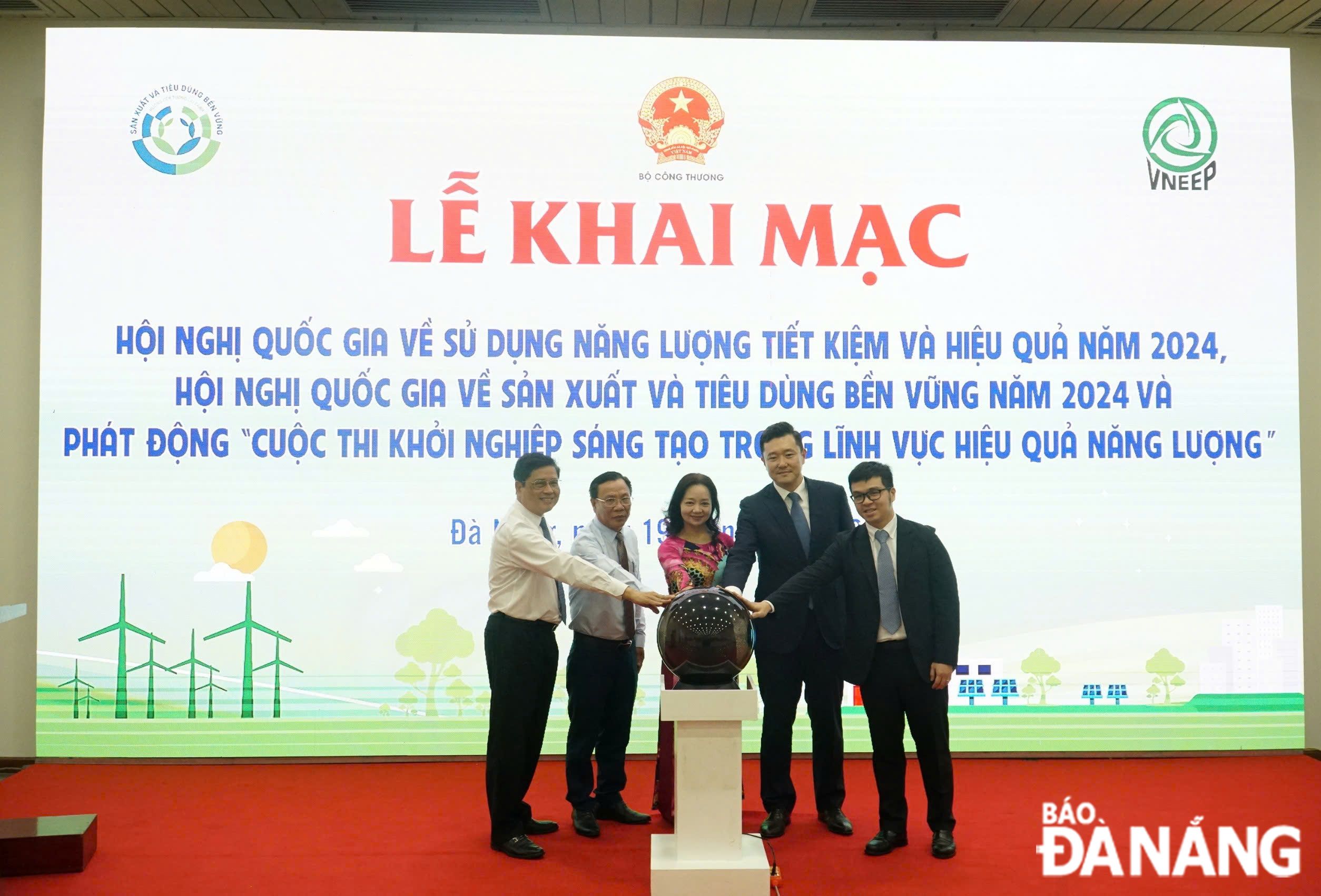 Các đại biểu thực hiện nghi thức phát động cuộc thi khởi nghiệp sáng tạo trong lĩnh vực hiệu quả năng lượng. Ảnh: TRẦN TRÚC