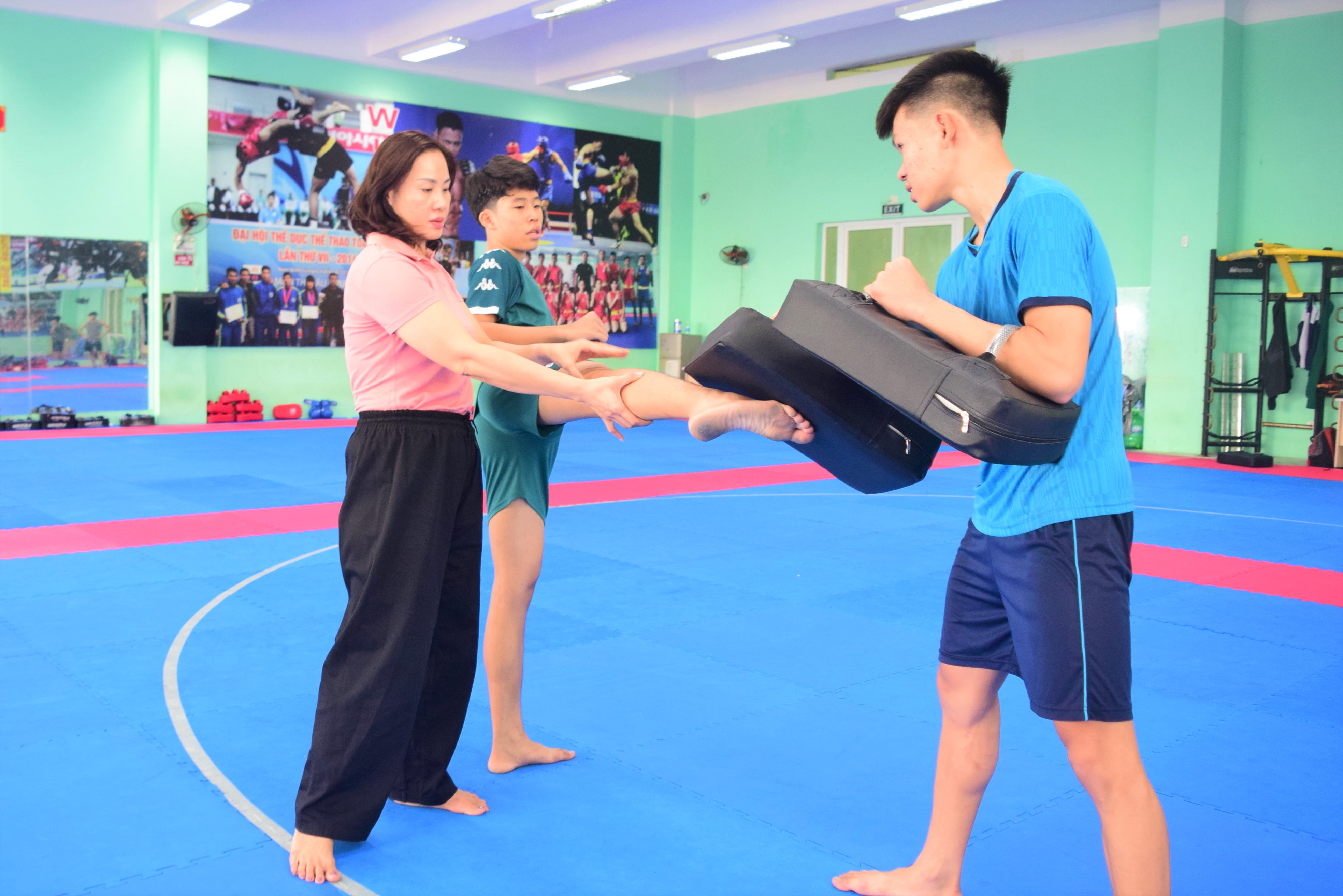 Coach Le Thi Hong Ngoan (left) guiding her trainees in practicing and improving their professional skills. Photo: P.N