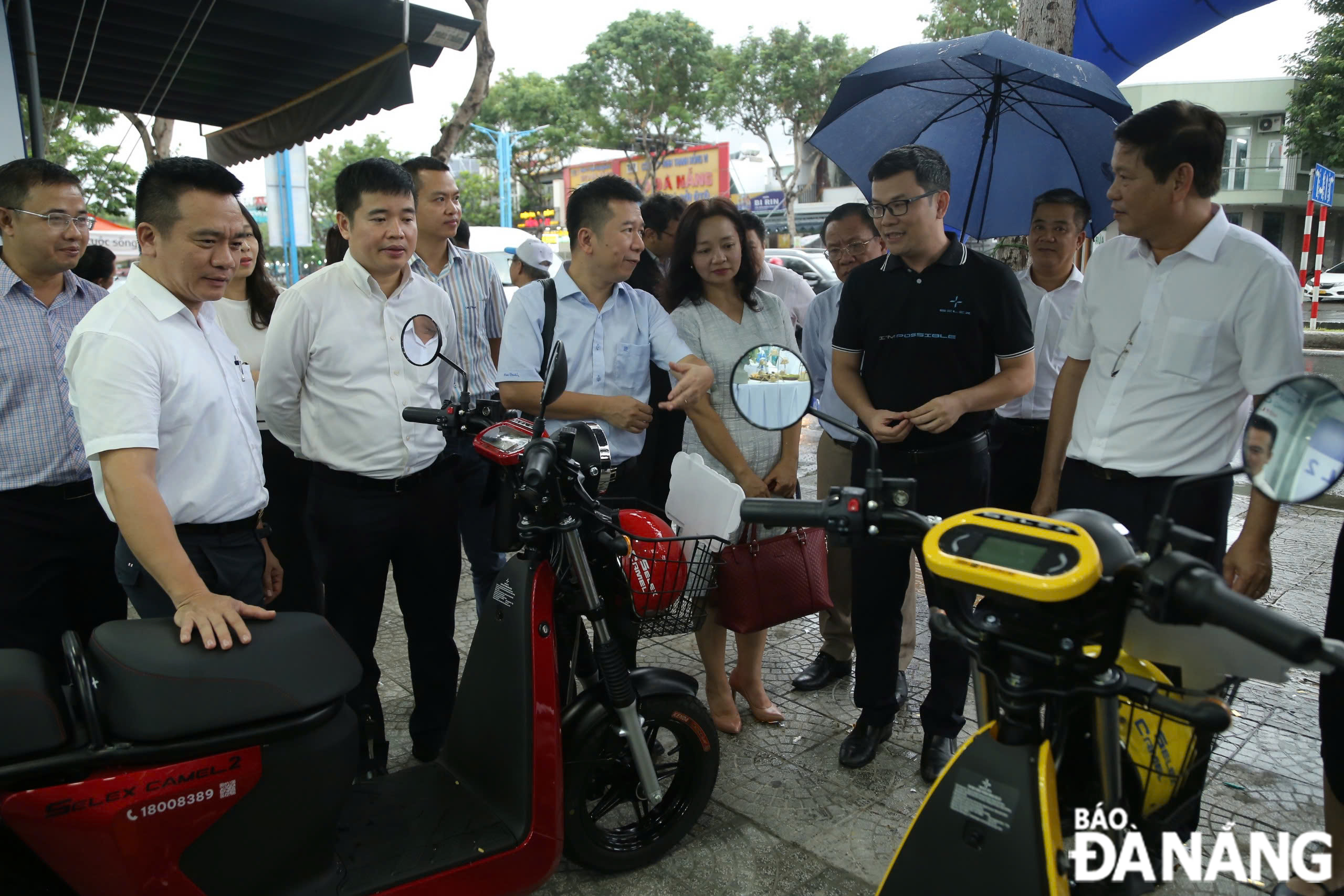 Delegates visiting the battery-swapping station for two-wheeler electric vehicles. Photo: MAI LY