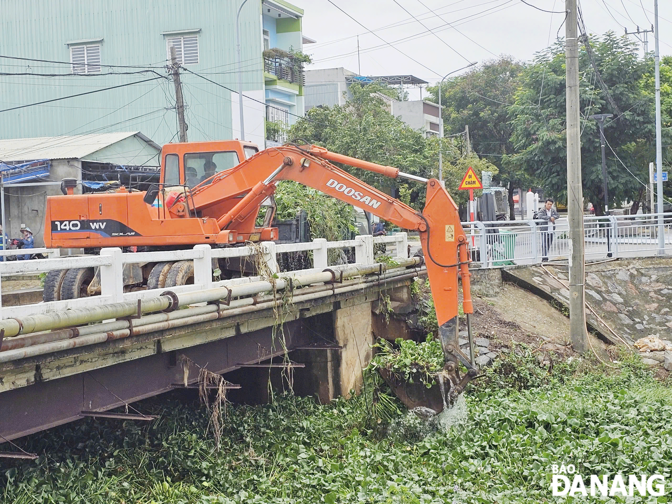 Công tác ứng phó thiên tai được các địa phương, đơn vị khẩn trương thực hiện. Trong ảnh: Huyện Hòa Vang khơi thông kênh thoát nước trong sáng 19-9.  Ảnh: TRẦN TRÚC