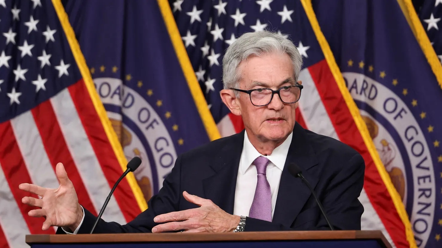 Chủ tịch Fed Jerome Powell trong cuộc họp báo công bố quyết định cắt giảm lãi suất tại Washington DC, ngày 18-9. Ảnh: Reuters