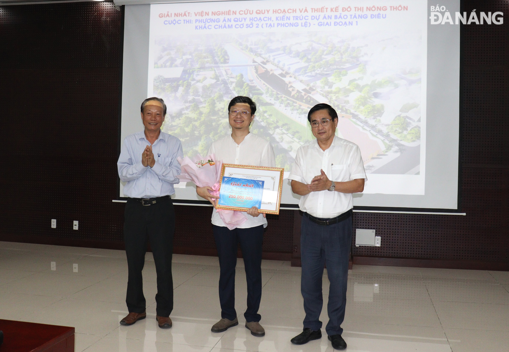 Secretary of Thanh Khe District's Party Committee  Nguyen Thanh Tien (right) and Director of the  Management Board of the Industrial and Civil Engineering Construction and Investment Projects in Da Nang  Nguyen Huu Hinh (left ) presenting the first prize to the representative of the Institute for Urban and Rural Planning. Photo: HOANG HIEP