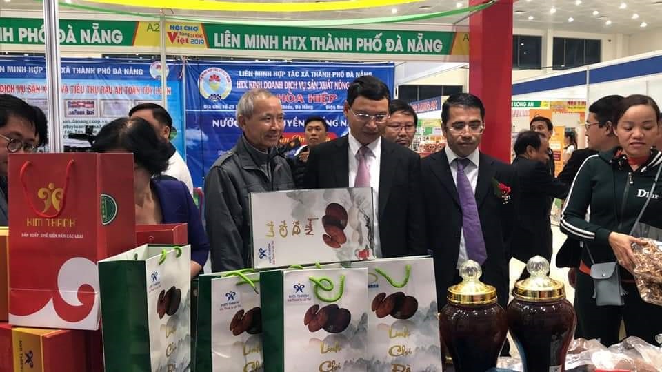 Mr. Huynh Van Muoi (wearing a jacket, standing in the middle) actively participates in fairs to learn from other businesses' experiences and promote his products. Photo: D.H.L