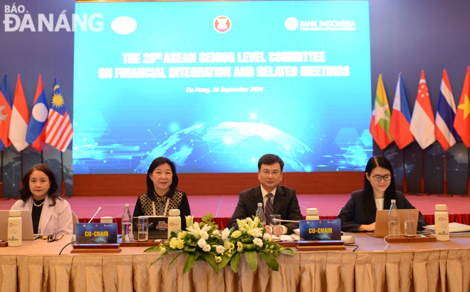 Deputy Governor of the State Bank of Viet Nam Pham Thanh Ha (2nd from right) and Deputy Governor of the Central Bank of Indonesia Filianingsih Hendarta (2nd from left) co-chaired the meeting.