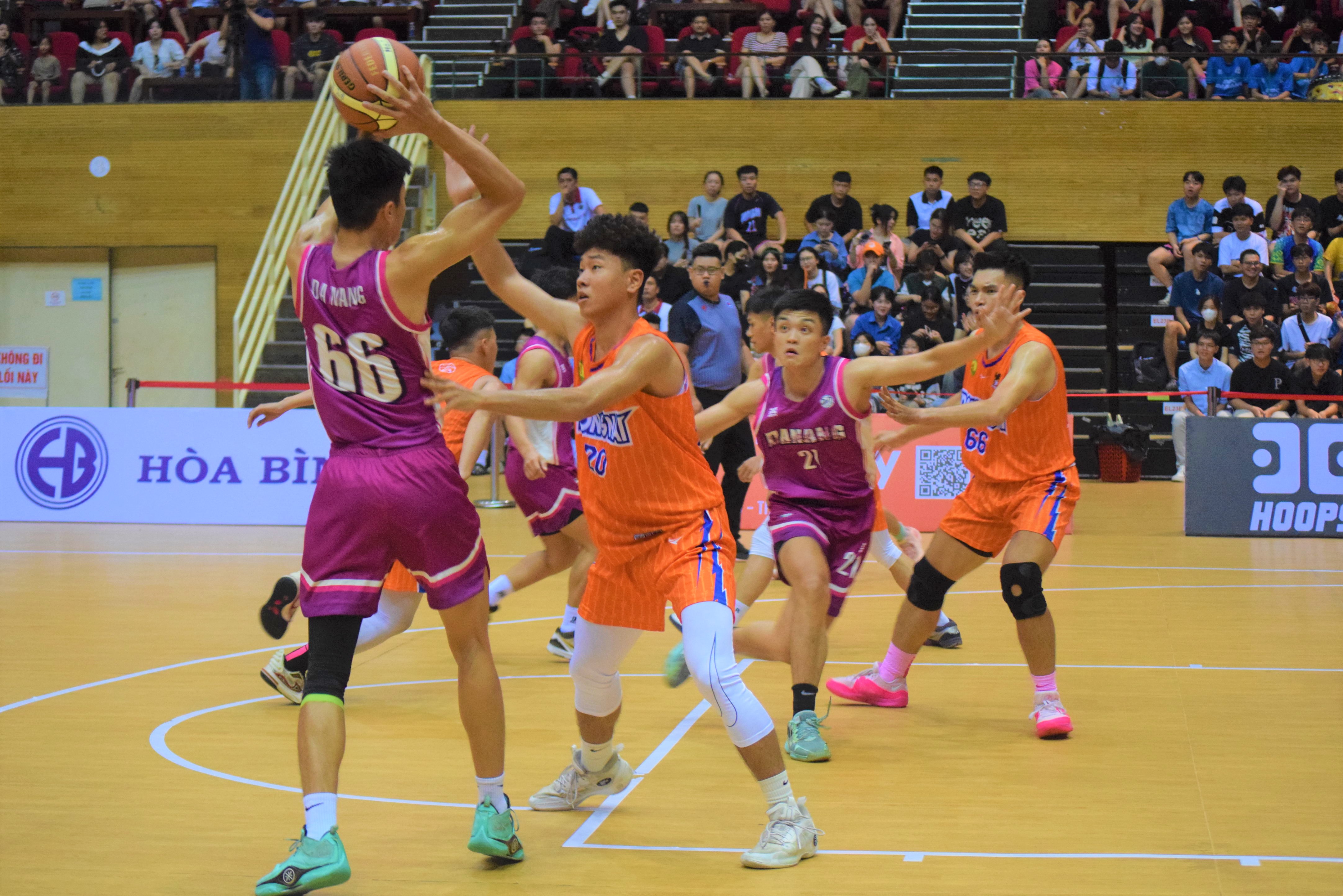 The core players of the Da Nang U20 men's basketball team (in purple jerseys) participating in the tournament are outstanding young athletes trained at the city's Sports Training Centre. Photo: P.N.