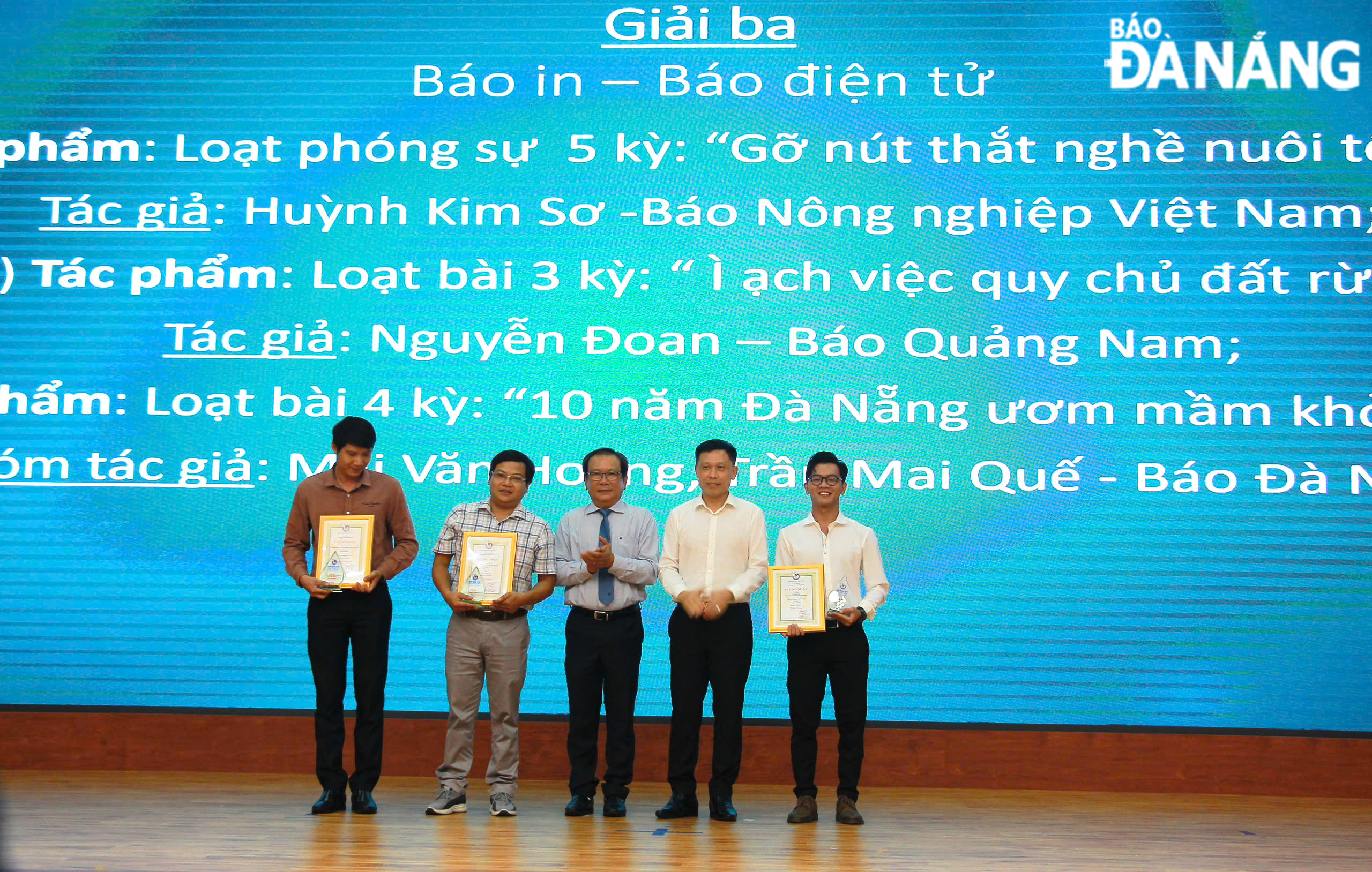 Đại diện nhóm tác giả Báo Đà Nẵng (đầu tiên, bên phải sang) nhận Giải Ba giải Báo chí Nam Trung Bộ lần thứ 1 - năm 2024. Ảnh: V.Â