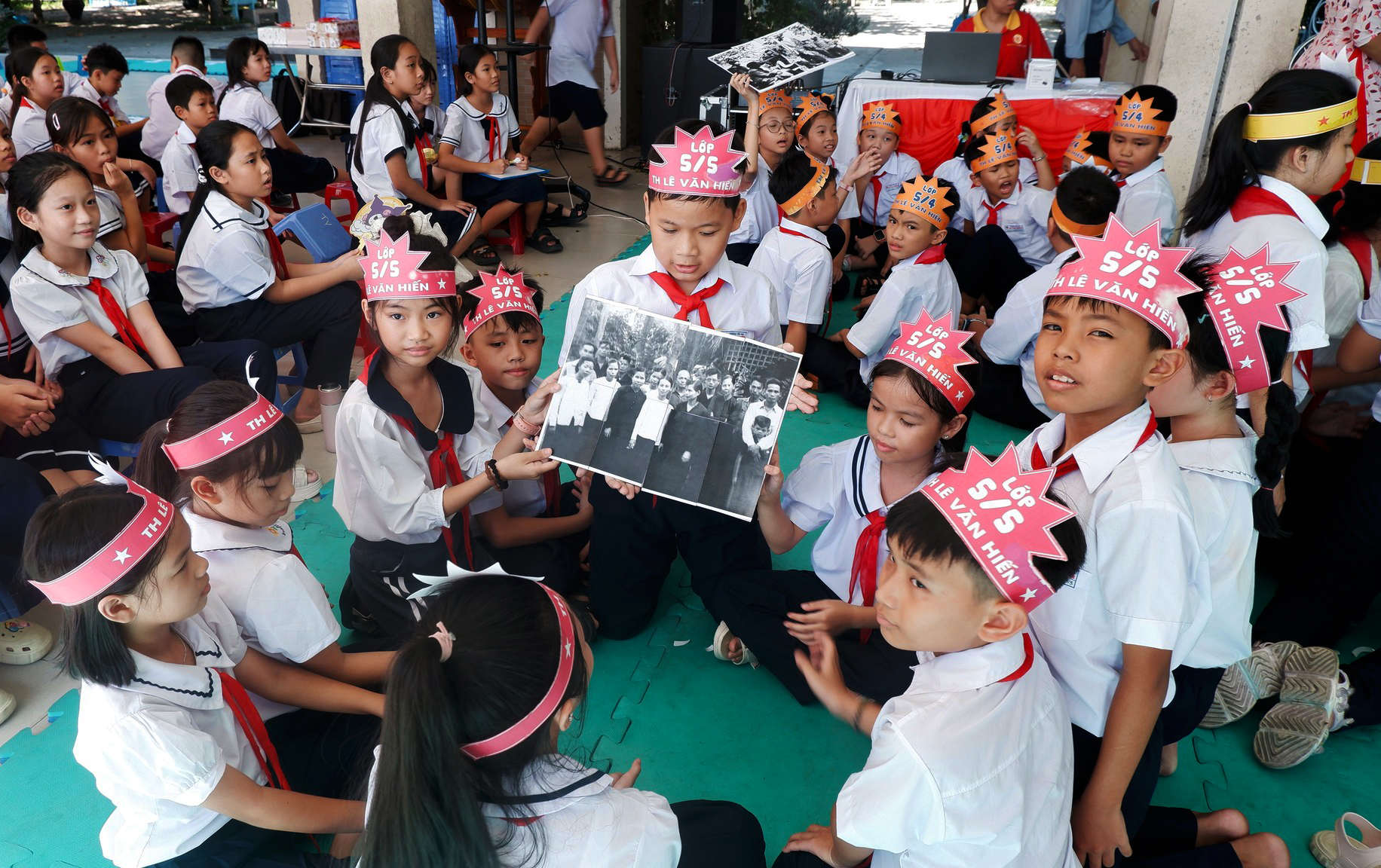 Học sinh Trường Tiểu học Lê Văn Hiến (quận Ngũ Hành Sơn) tham gia hoạt động trong chương trình “Em yêu lịch sử”. Ảnh: X.D	