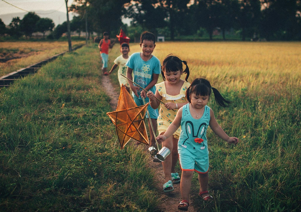 Đêm Trung thu, dưới ánh trăng huyền ảo, tiếng hát, tiếng ca, tiếng trống rộn ràng, tiếng cười khúc khích khuấy động cả làng quê đang yên ả. Ảnh: S.T