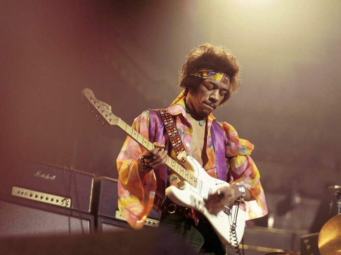 Jimi biểu diễn guitar tại một sân khấu ở London vào ngày 24-2-1969.  Ảnh: David Redfern/Redferns