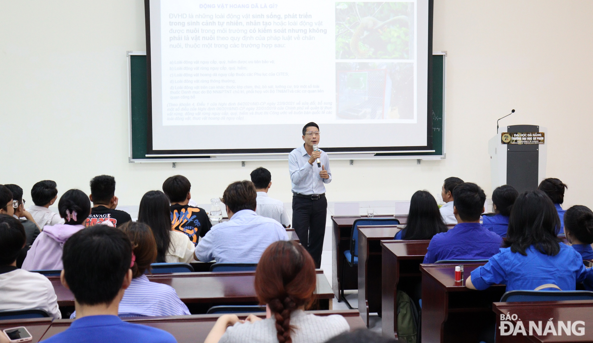 Giám đốc Trung tâm Bảo tồn đa dạng sinh học Nước Việt Xanh (Green Việt) Trần Hữu Vỹ truyền đạt kiến thức về công tác bảo vệ các loài linh trưởng, động vật hoang dã và bảo tồn đa dạng sinh học. Ảnh: HOÀNG HIỆP