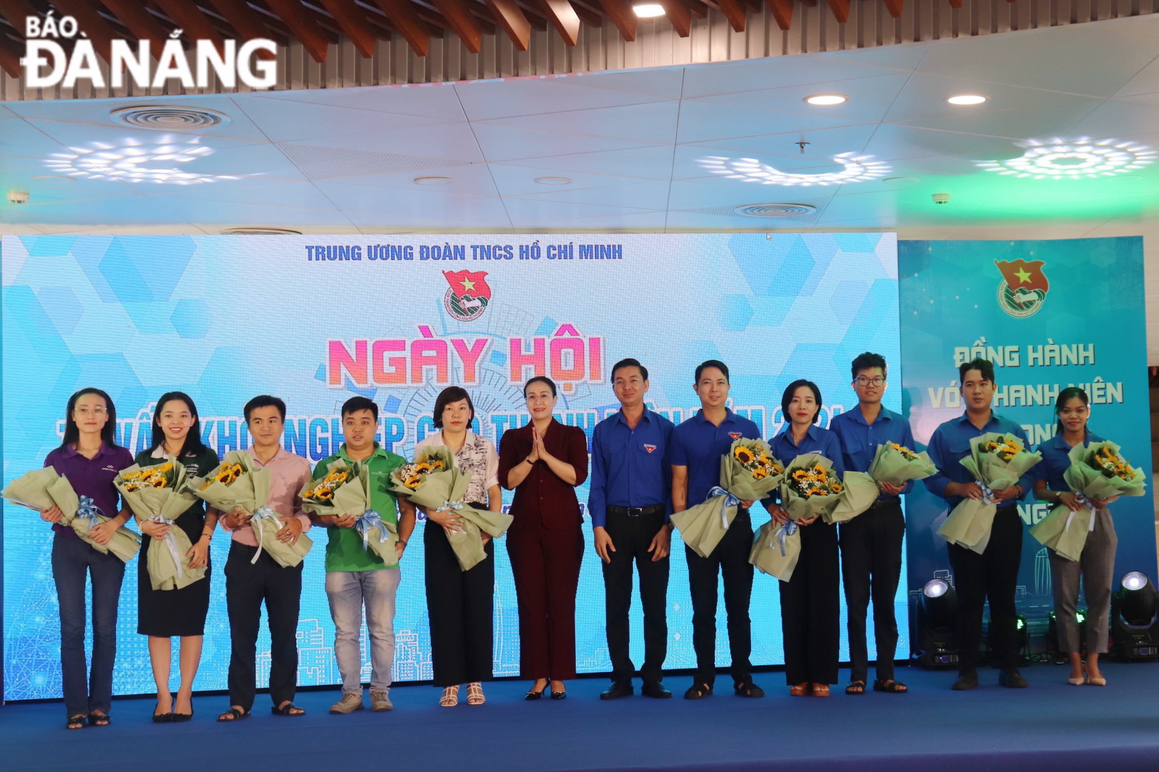 Vice Chairwoman of the Da Nang People's Committee Nguyen Thi Anh Thi (6th, left) and the Festival's Organizing Board presenting flowers to the accompanying units at the event. PHOTO: KHANH NGAN