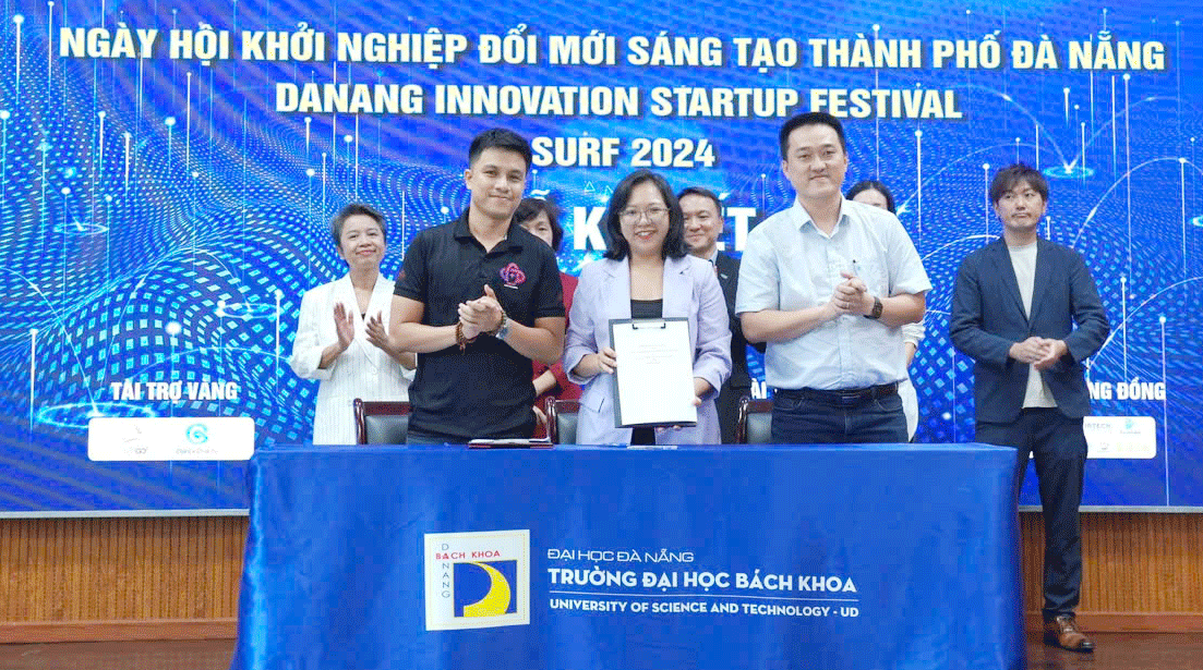 Ms. Nguyen Thi Minh Ngoc, Deputy Director of DNES (middle) signs an MoU with Galaxy Communications & Events and BQ Training, hoping to create a strong startup community. Photo: H.T