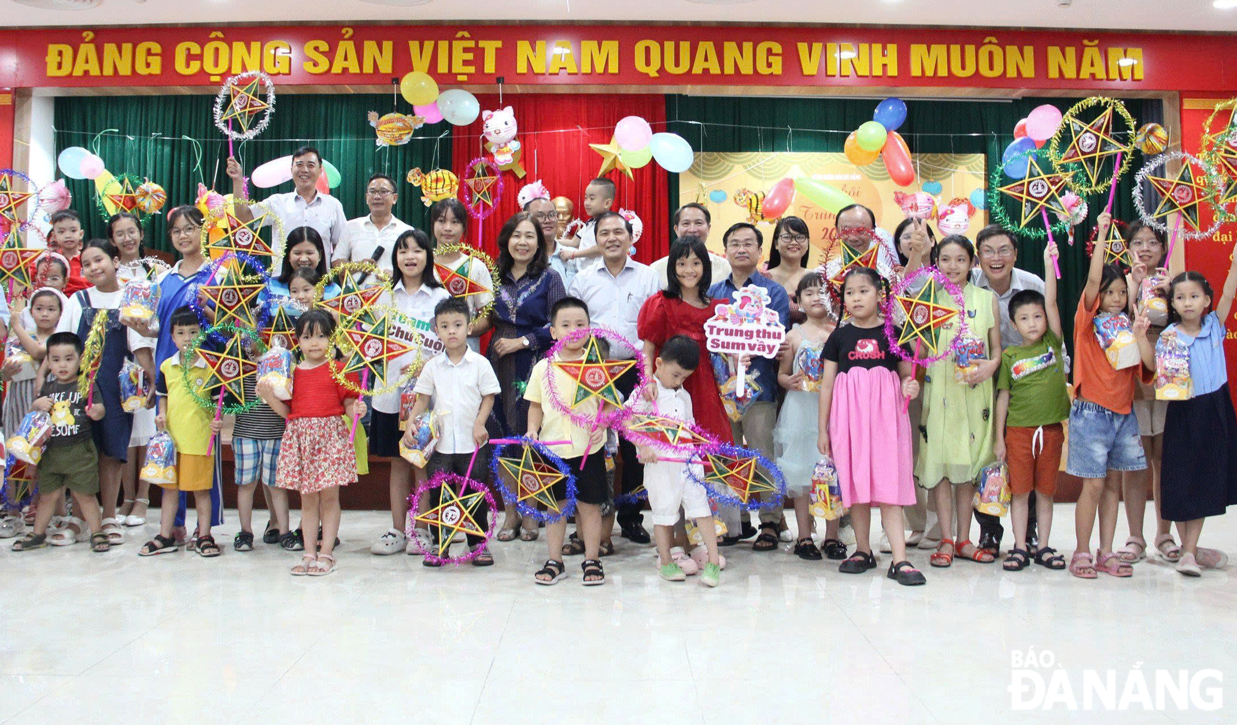 Children’s care is regularly prioritised by families, schools, and various organisations. In the image: Celebrating the Mid-Autumn Festival 2023, organised by Da Nang Newspaper. Photo: GIA PHUC