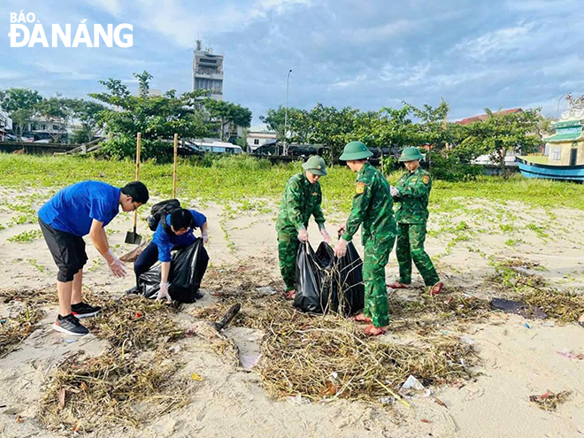 Ngay từ sáng sớm, các đơn vị đã đồng loạt ra quân dọn vệ sinh môi trường.