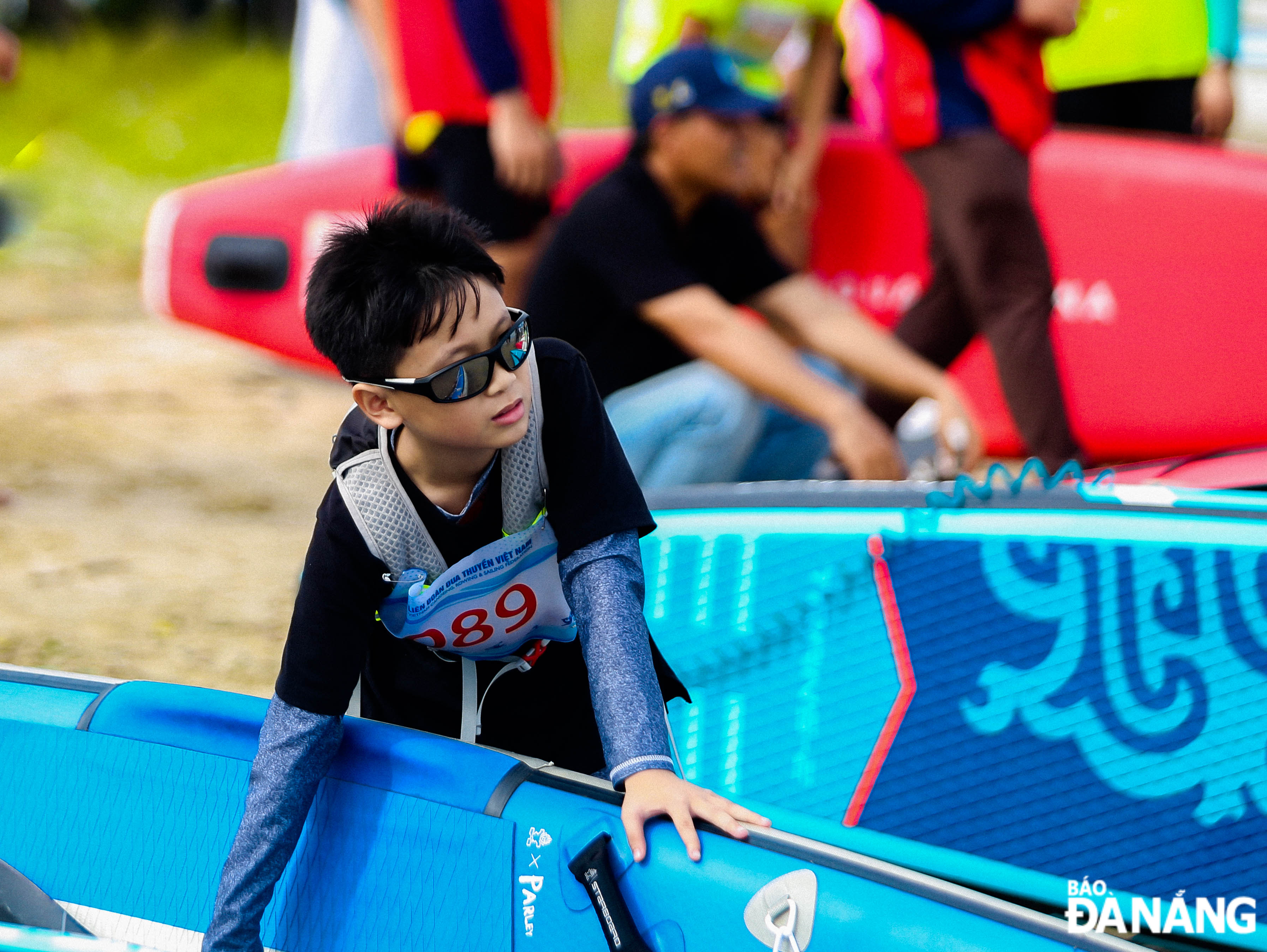 For SUP, athletes competed in age groups: from 10 - 13 years old, from 14 - 17 years old, from 18 - 21 years old, from 18 - 30 years old, from 31 years old and above, and open groups in distances of 200m, 800m, 1,500m and 6,000m.