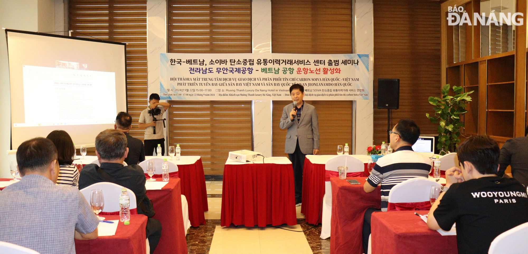 A representative of JeollaNamdo Provincial Government in South Korea introduced the potential for tourism, investment and trade development in the province, flight routes to Viet Nam, and cooperation opportunities in credit trading and carbon neutrality. Photo: HOANG HIEP