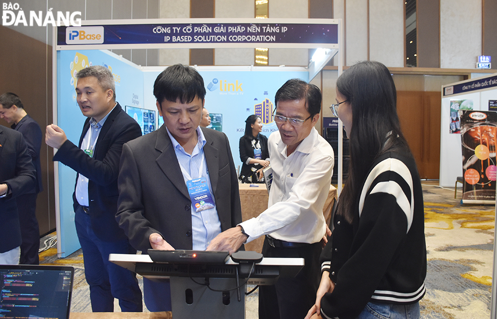 During the event, many technology businesses in the hotel industry introduced their products. Photo: THU HA