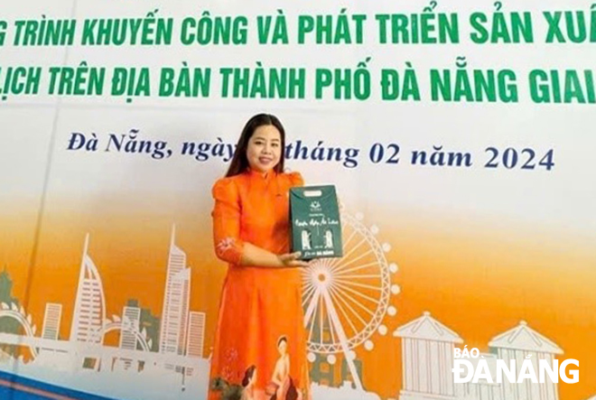 Ms. Nguyen Ngoc Kim Anh introduced her company’s products at the programme on industrial promotion and product development for tourism in the city in 2024.