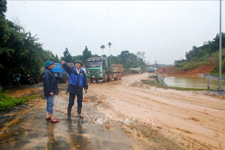 Một điểm sạt lở đang được khắc phục tại kênh Cửa Đạt, đoạn qua huyện Ngọc Lặc (Thanh Hóa). Ảnh: Nguyễn Nam-TTXVN