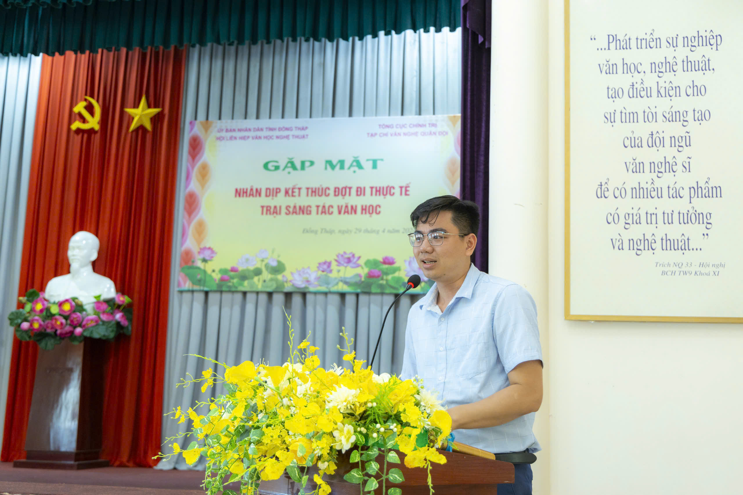 Poet Truong Cong Tuong speaking during an art camp in Dong Thap. Photo: DHL