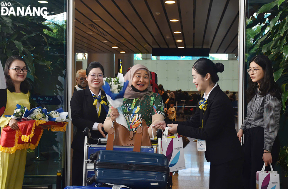 Malaysian tourists coming to Da Nang on the Malaysia Airlines-operated first direct flight from Kuala Lumper on September 24, 2024. Photo: THU HA