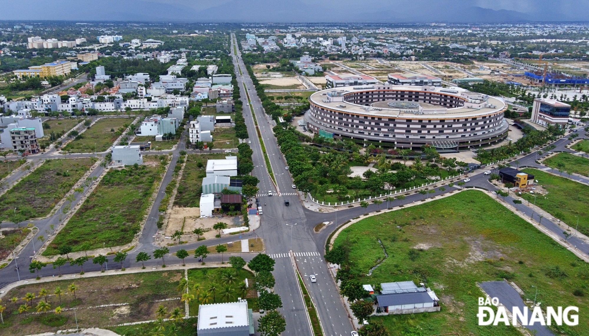 The Innovation Subdivision will be connected by two main corridors: the Innovation Corridor (connecting high-tech training, research and production centres) and the Knowledge Corridor (connecting universities and innovation startup centres). IN THE PHOTO: The FPT Technology Urban Area.