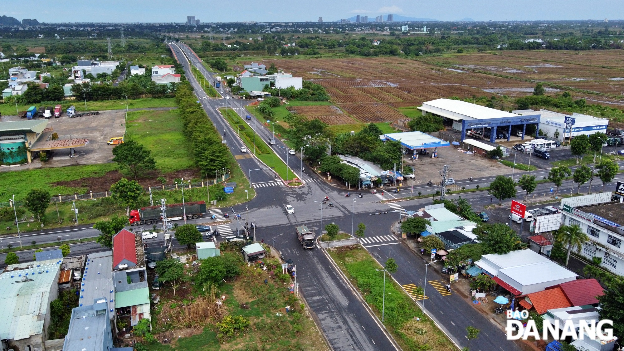 The planning project identifies 3 key points of the area that are significant in orienting the space, and creating unique features and identification, including the intersection of Mai Dang Chon and Nam Ky Khoi Nghia streets; the intersection of Tran Dai Nghia and Nam Ky Khoi Nghia streets; and the Da Nang University Village. IN THE PHOTO: Nam Ky Khoi Nghia Street at the intersection with National Highway 1A.