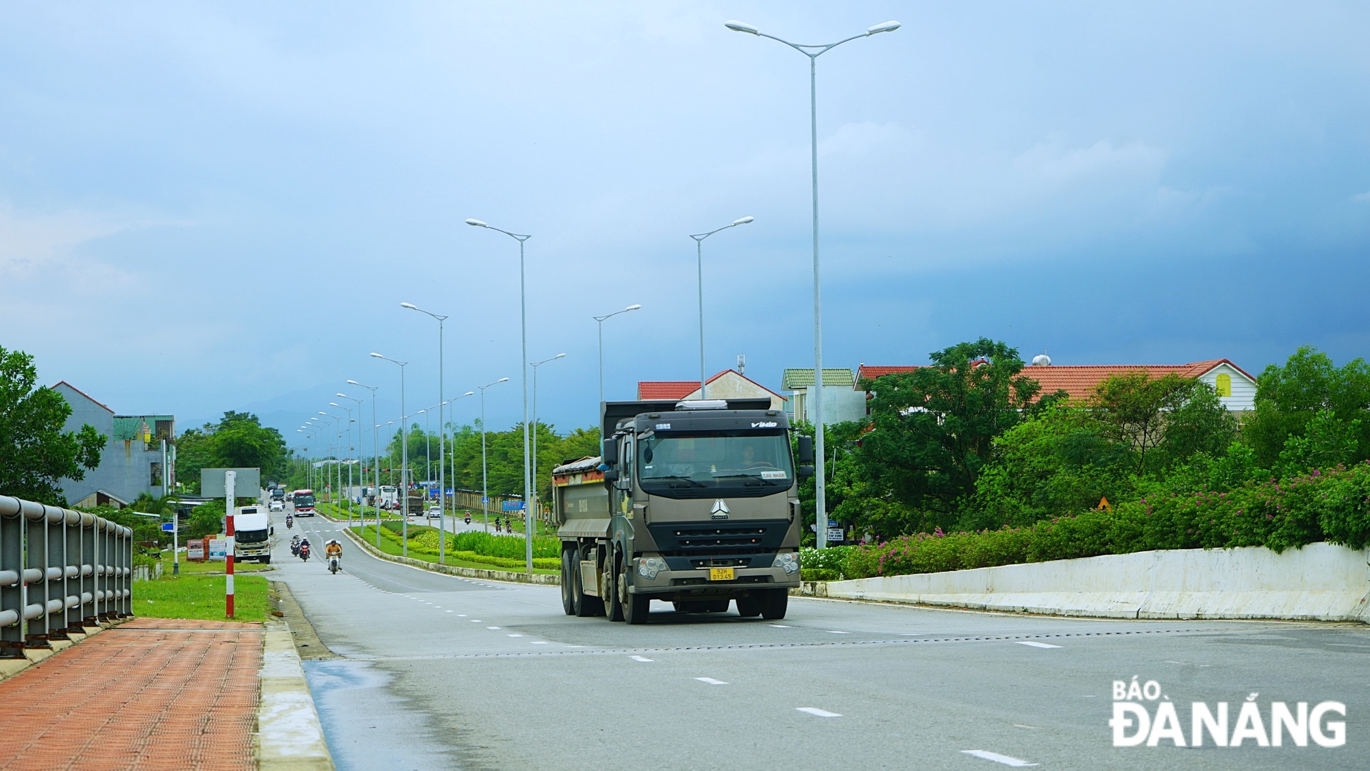 Nam Ky Khoi Nghia Street is adjacent to Hoa Phuoc - Hoa Khuong belt road and National Highway 1A, forming a traffic route connecting Hoa Vang District with Ngu Hanh Son District.