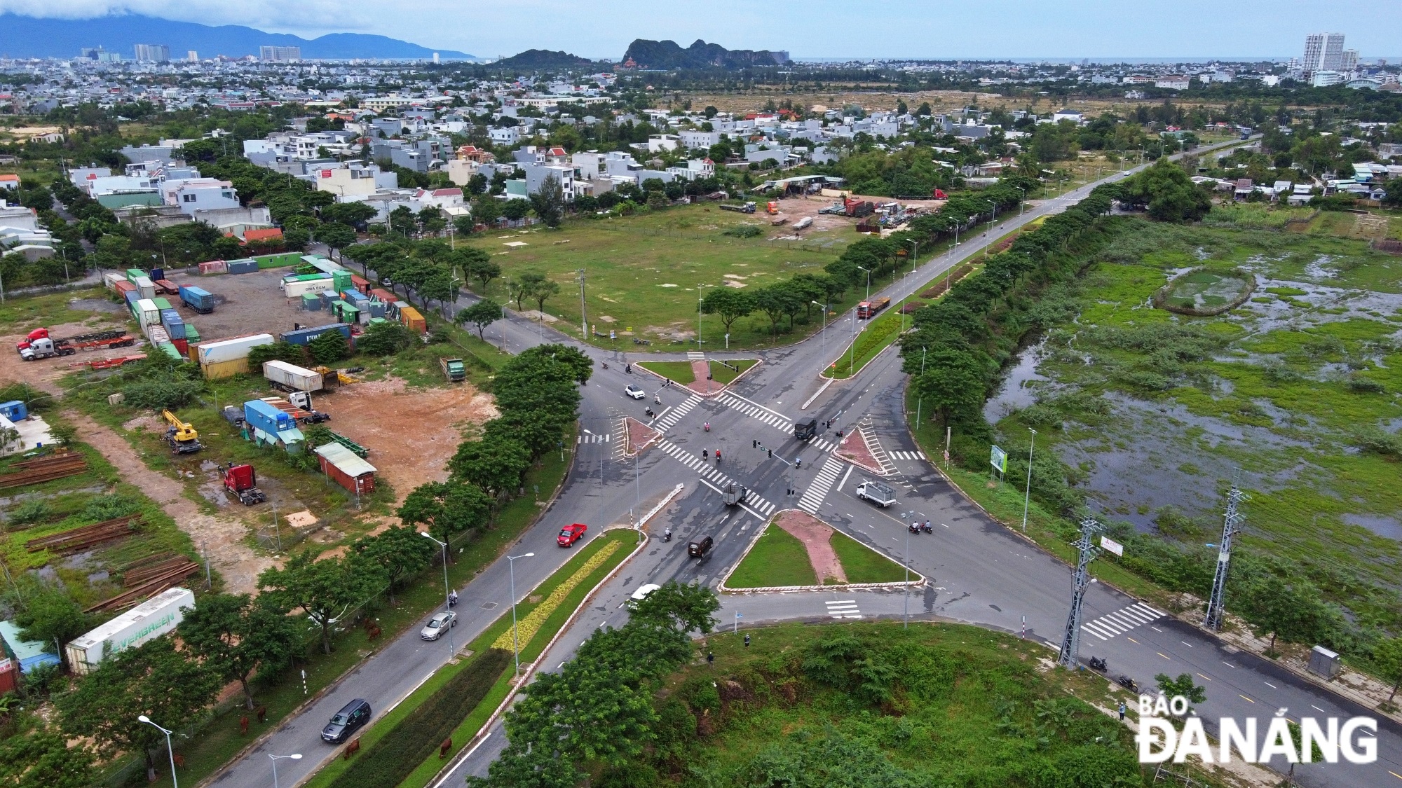 The intersections of Mai Dang Chon and Nam Ky Khoi Nghia streets, and Tran Dai Nghia and Nam Ky Khoi Nghia streets, are planned for high-rise commercial and service buildings. IN THE PHOTO: The intersection of Mai Dang Chon -and Nam Ky Khoi Nghia streets is located in Hoa Quy Ward, Ngu Hanh Son District.