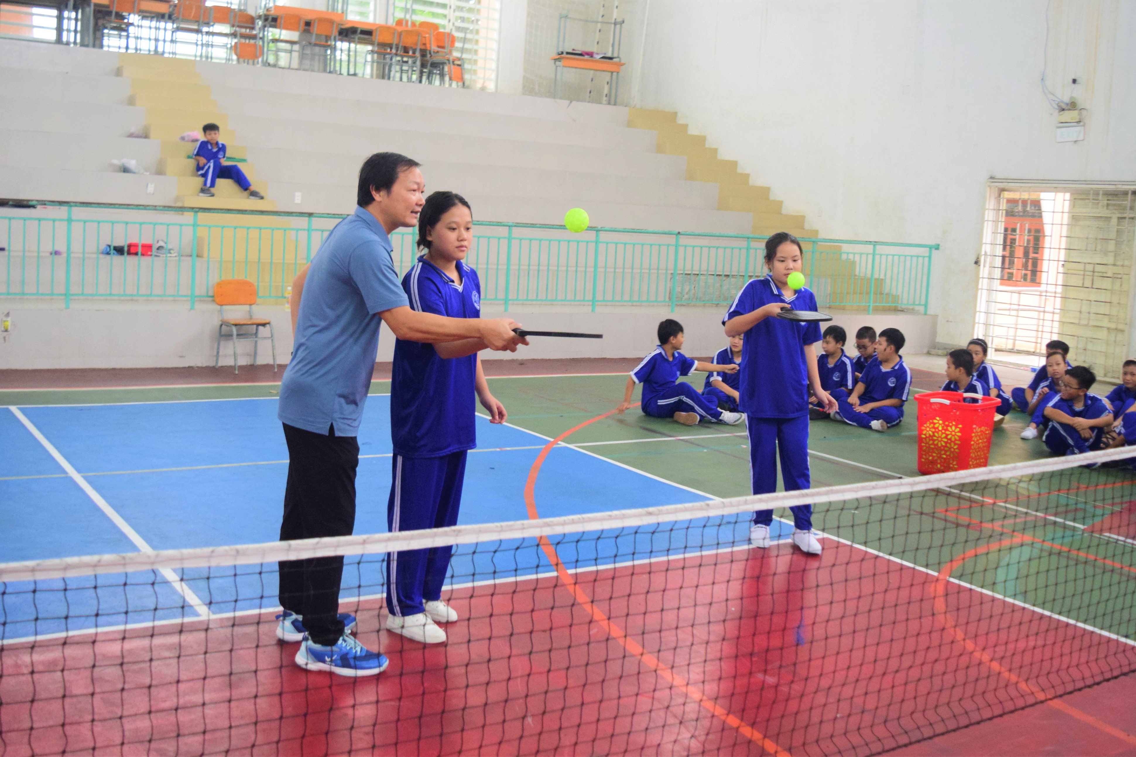 Học sinh Trường THCS Trần Đại Nghĩa hào hứng làm quen môn pickleball dưới sự hướng dẫn của giáo viên. Ảnh: P.N	