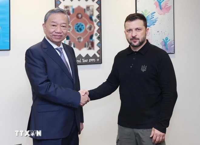  Tổng Bí thư, Chủ tịch nước Tô Lâm gặp Tổng thống Ukraine Volodymyr Zelensky. (Ảnh: Lâm Khánh/TTXVN)