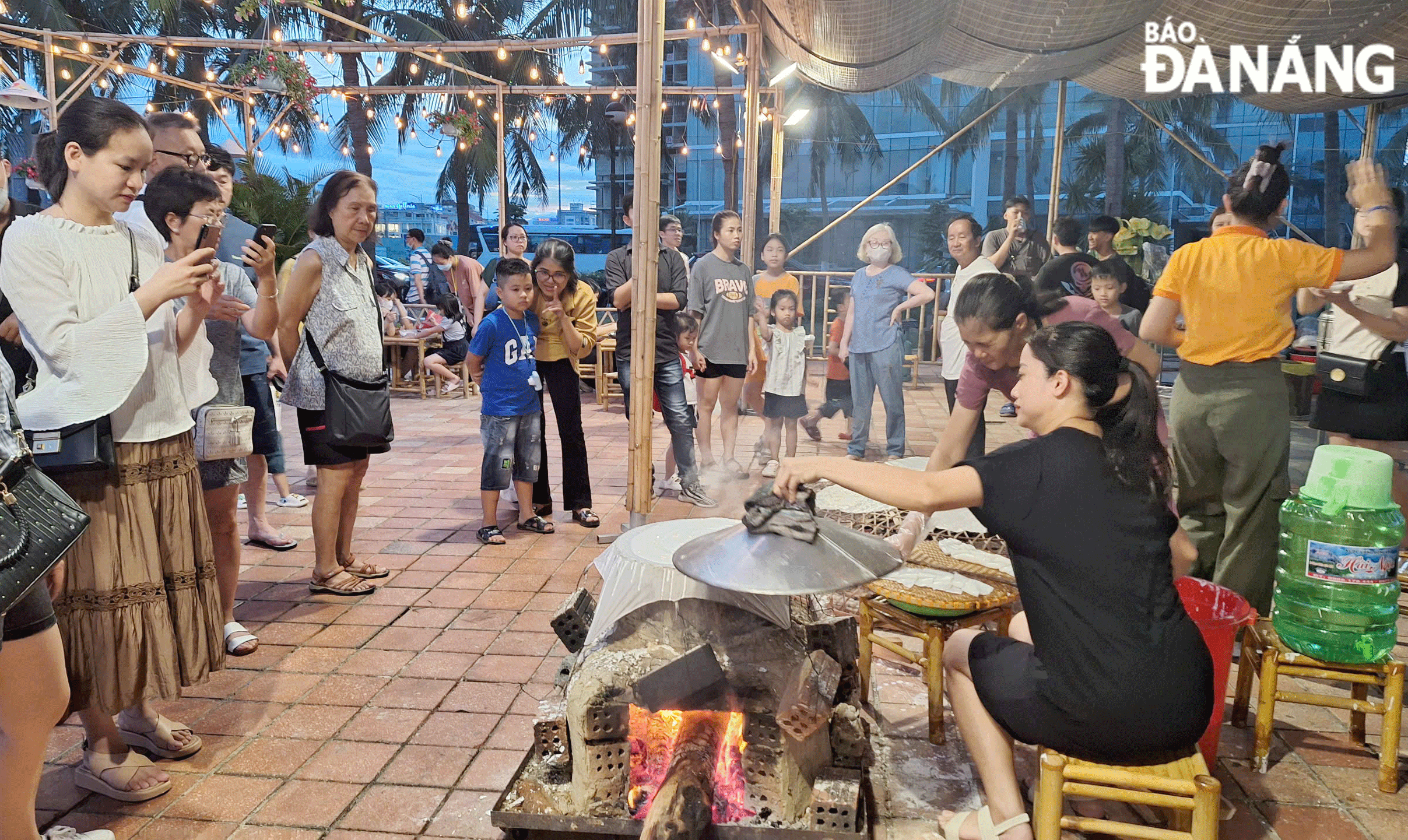 Tourists experience making Tuy Loan rice paper at the 'Enjoy Da Nang' Festival 2024. Photo: THU HA