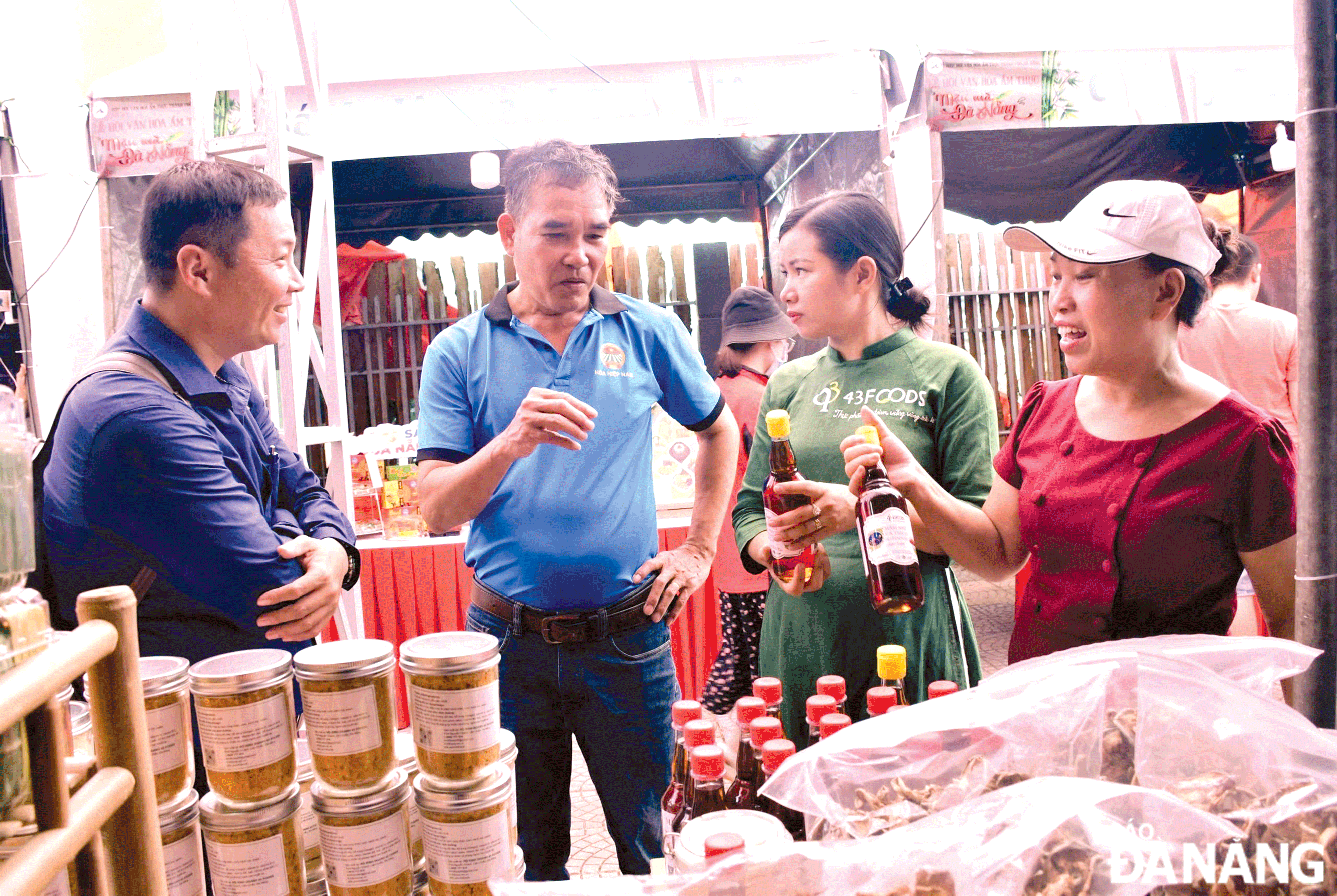 To promote the values ​​of heritage, there needs to be a combination, turning heritage into a tourism product. IN PHOTO: Nam O fish sauce is displayed and introduced at the event Man ma Da Nang taking place in April 2024 to promote to tourists. Photo: THU HA