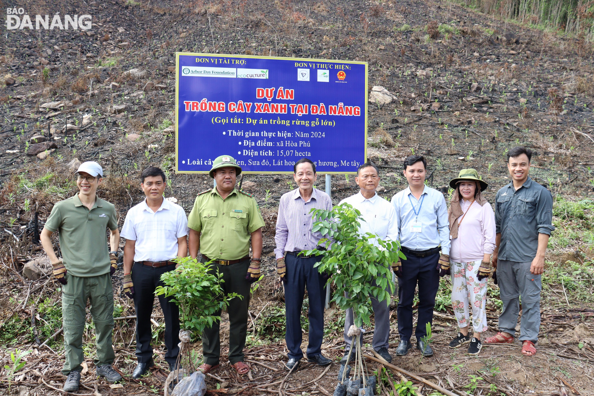 Đại diện các đơn vị, địa phương và người dân tại lễ phát động trồng rừng gỗ lớn ở xã Hòa Phú, huyện Hòa Vang. Ảnh: HOÀNG HIỆP