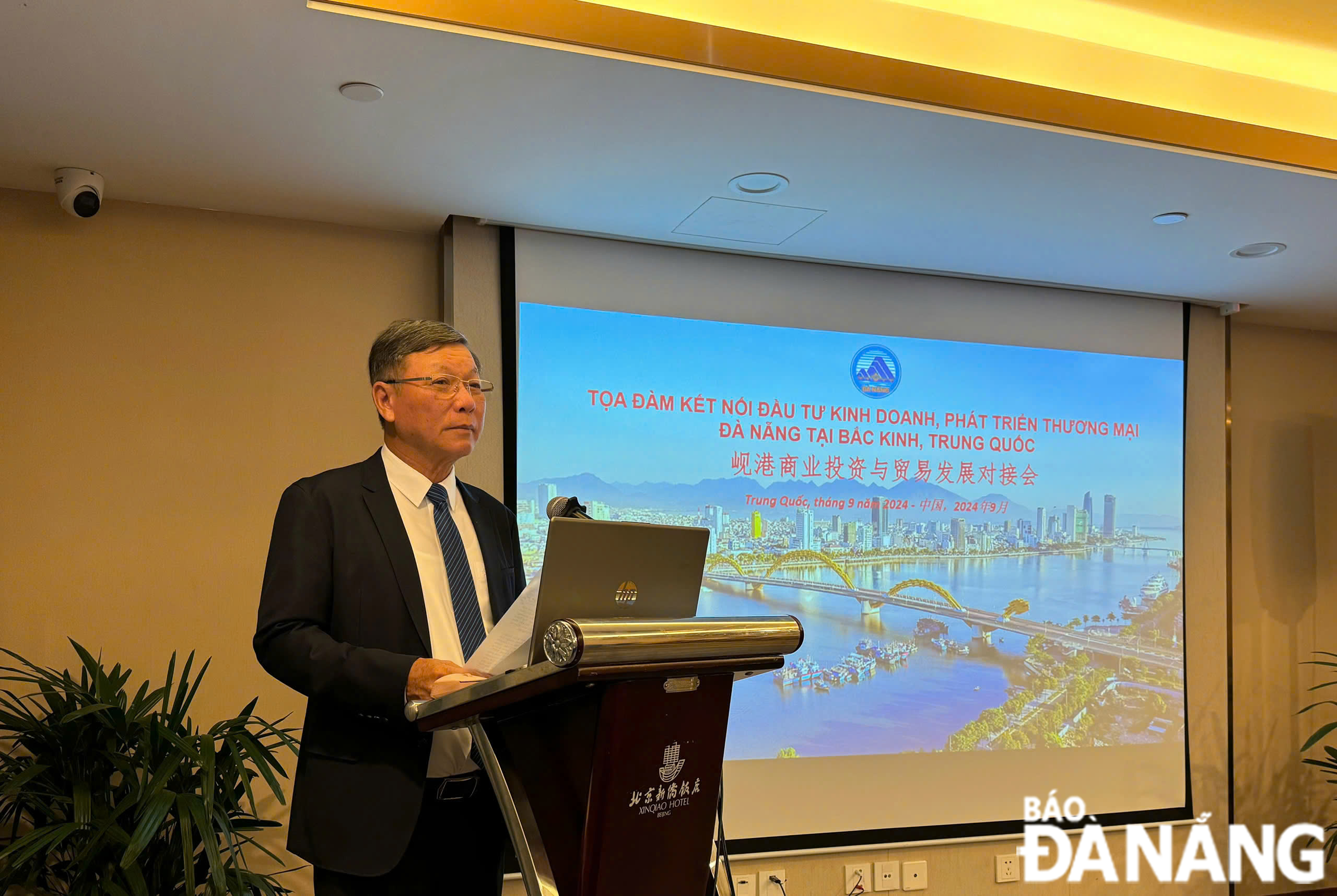 Chairman of the Viet Nam Fatherland Front Committee of Da Nang Le Van Trung speaking at the seminar. Photo: Working delegation