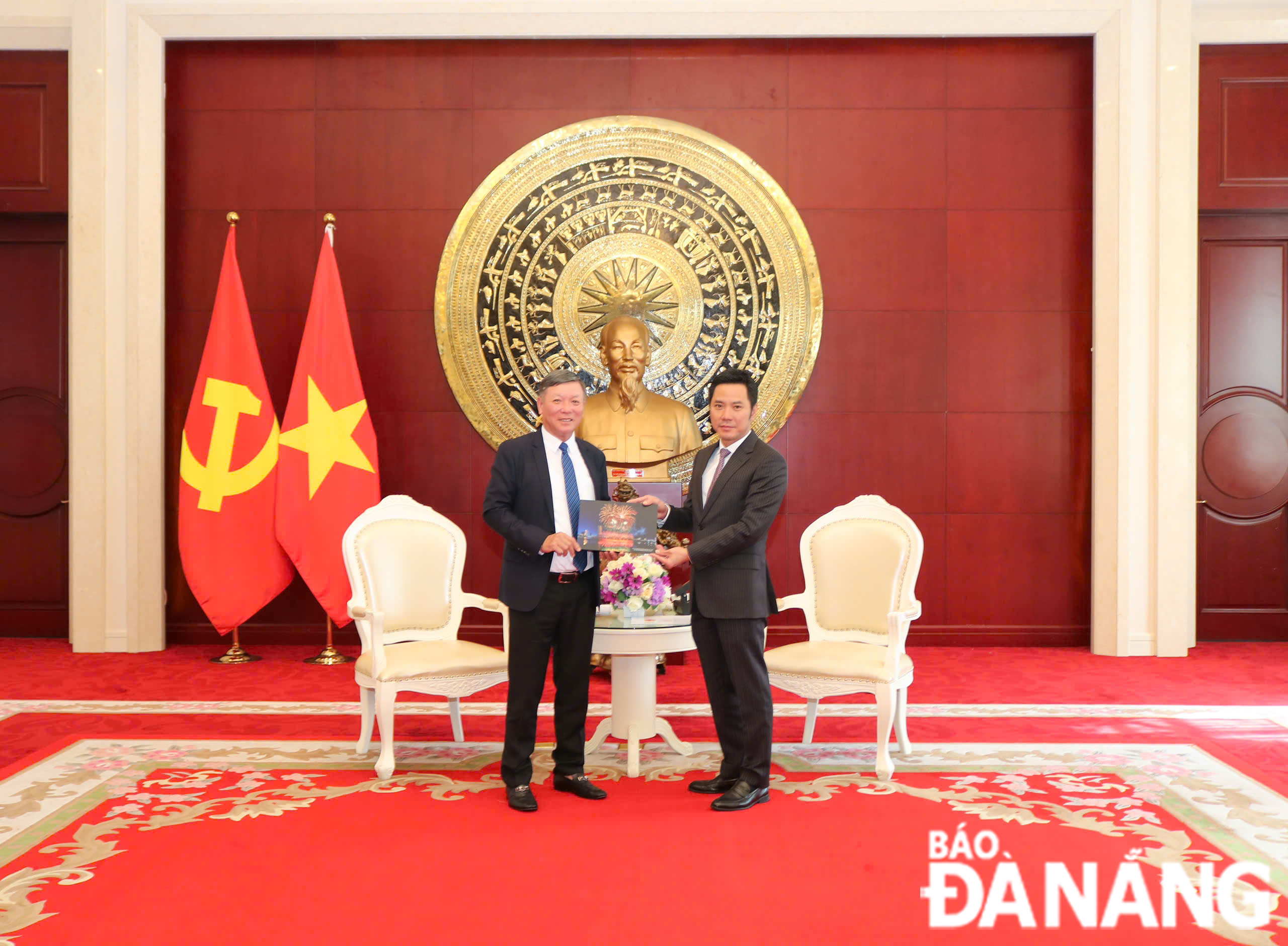 Chairman of the Viet Nam Fatherland Front Committee of Da Nang Le Van Trung (left) presents a souvenir to Vietnamese Ambassador to Beijing Ninh Thanh Cong. Photo: Working group