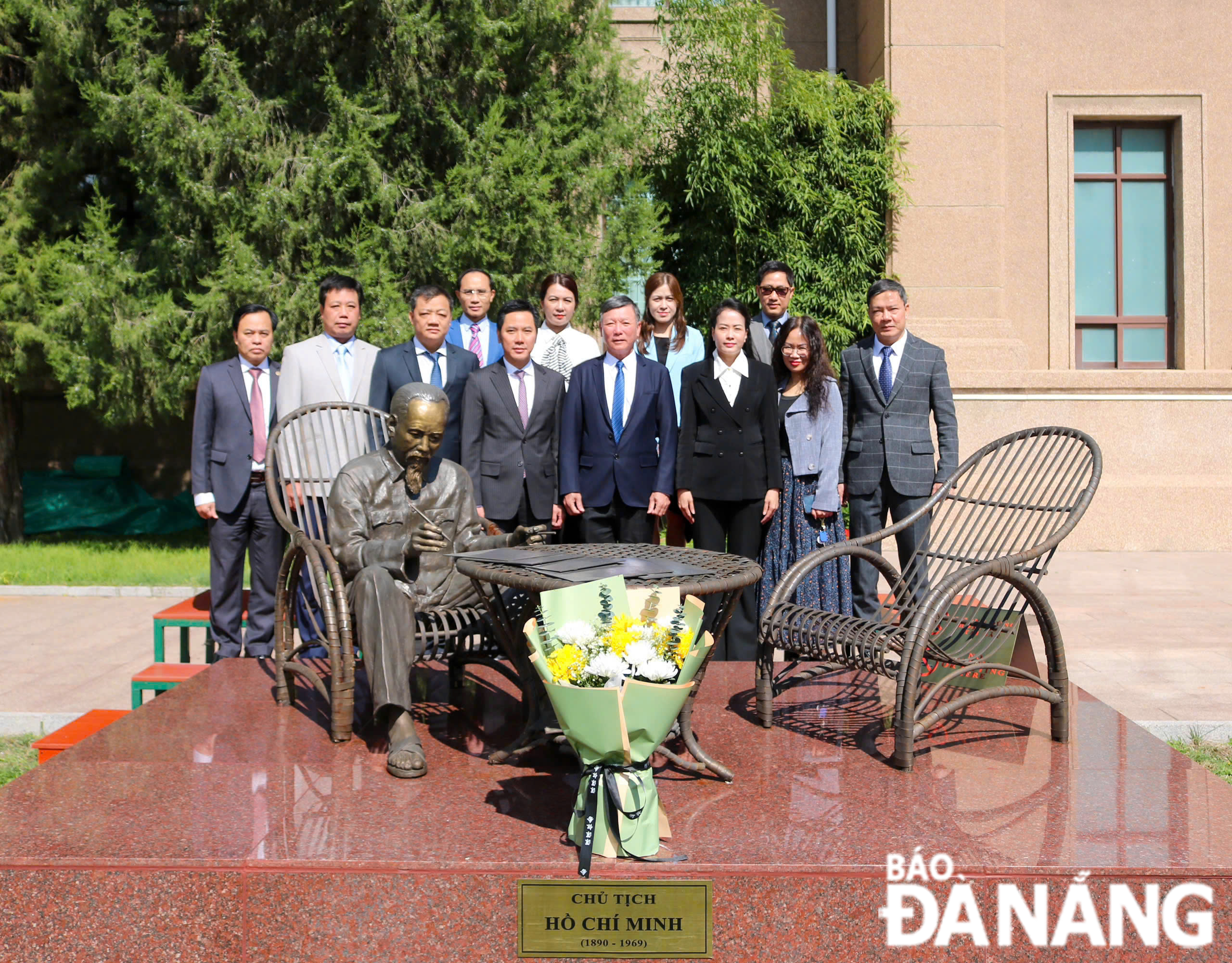 The Da Nang delegation offered flowers in memory of President Ho Chi Minh in the courtyard of the Vietnamese Embassy in Beijing. Photo: Delegation