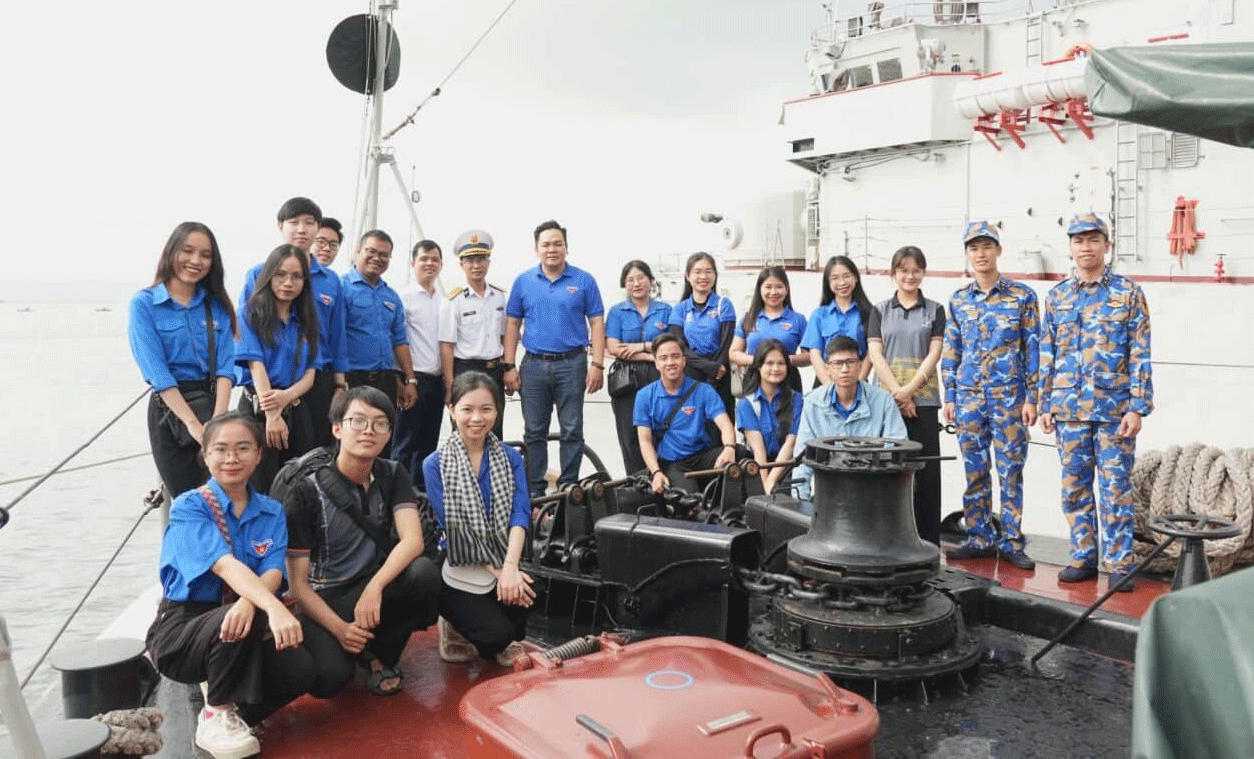 The University of Science and Education - the University of Da Nang organised the journey “Youth for the homeland’s sea and islands” with the participation of 100 youth union members and young people. Photo: University of Science and Education